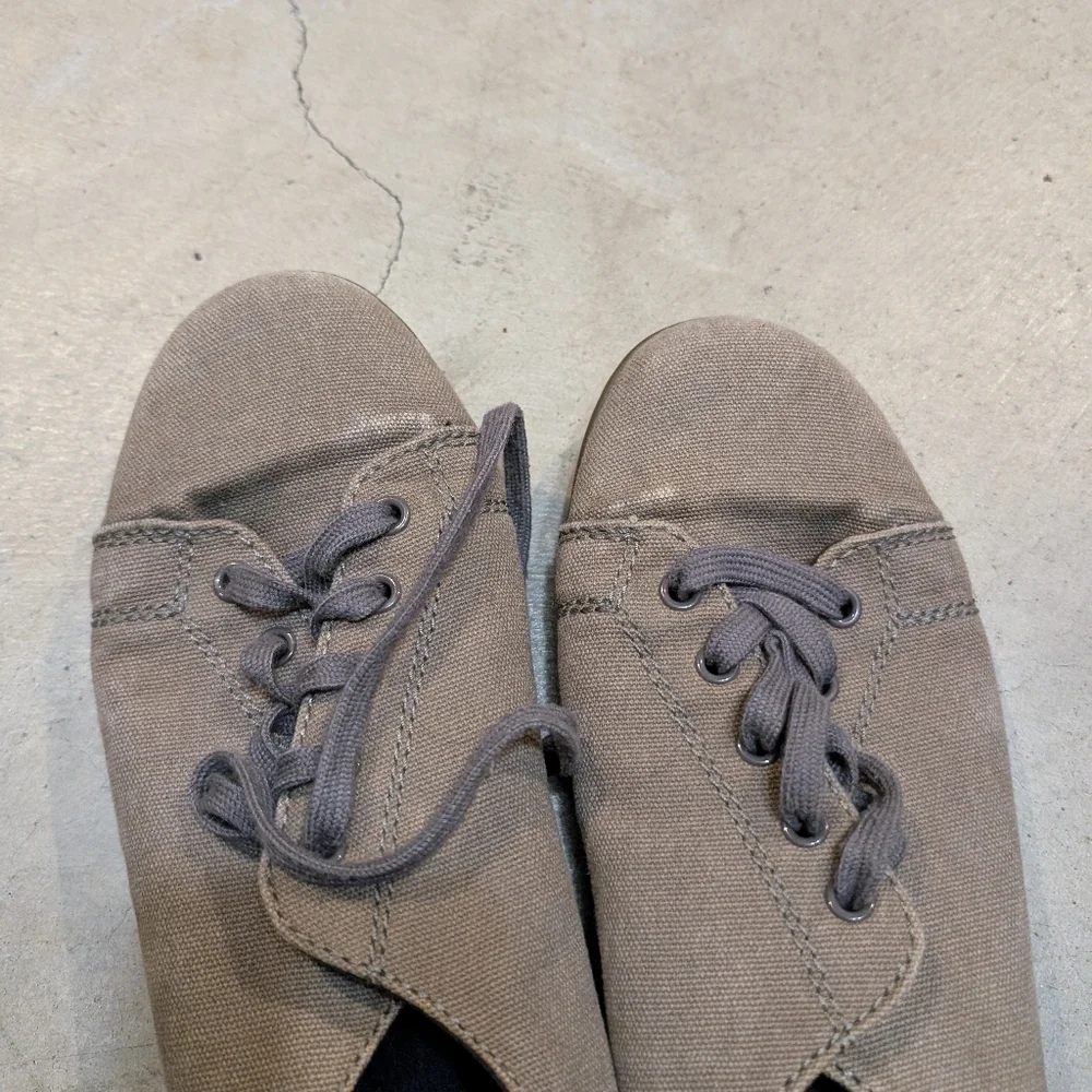 Dr. Martens Walker Men’s 8 Brown Canvas Low-Top Lace-Up Sneakers